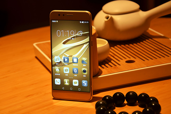 華為榮耀8發(fā)布:前后雙玻璃設計 1999元起售-鋒巢網(wǎng)