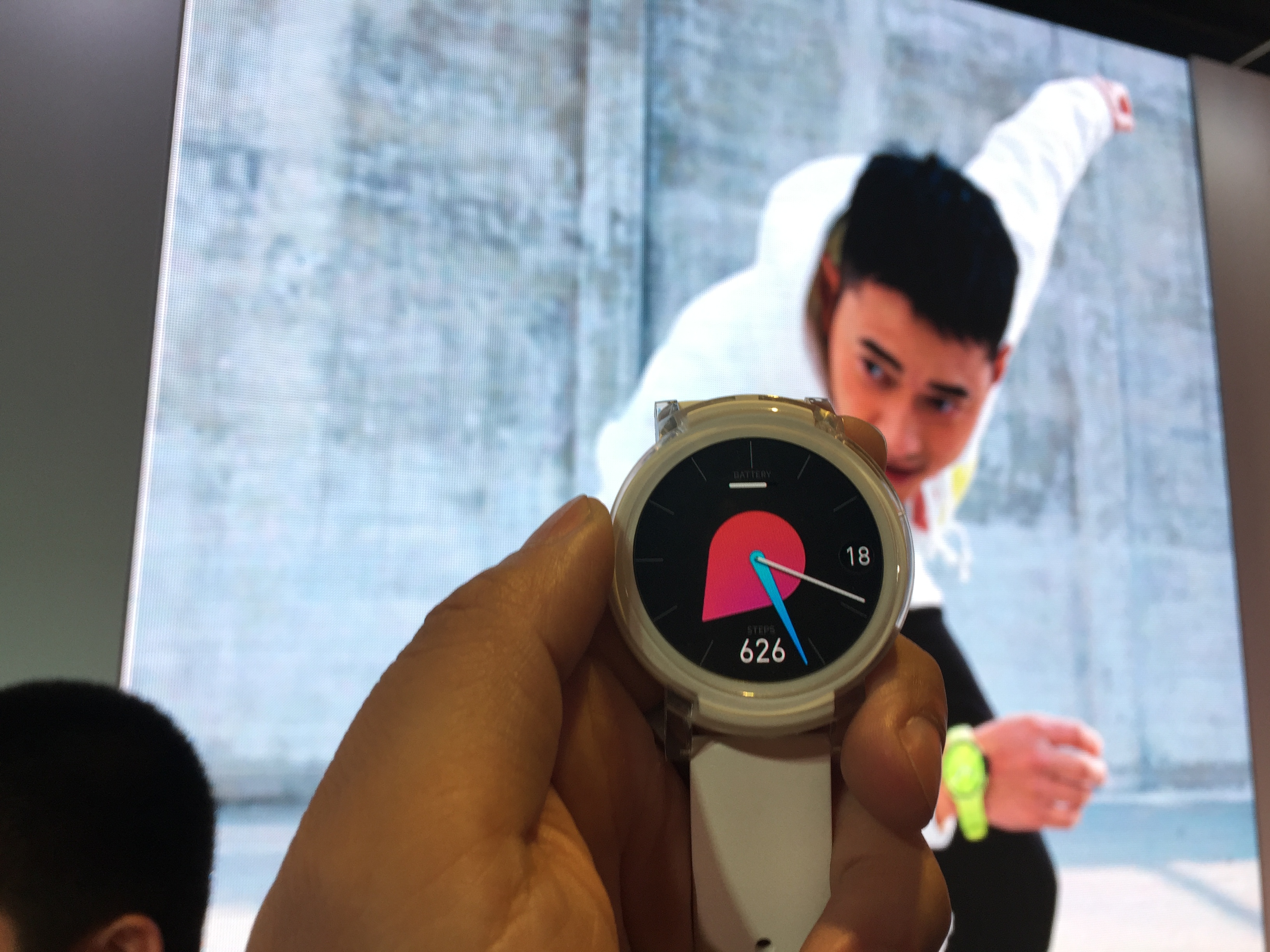 出去浪！出門問問集時尚運動穿戴發(fā)布Ticwatch S和Ticwatch E-鋒巢網(wǎng)