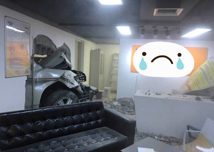 又一愚蠢女司機(jī)操作不當(dāng) 害己更害人 一死兩傷-鋒巢網(wǎng)