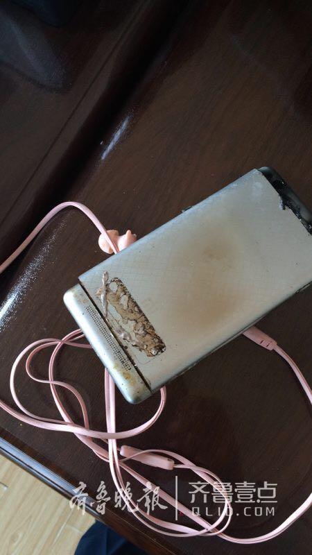 小米手機(jī)公交上自燃:疑似紅米3電池短路-鋒巢網(wǎng)