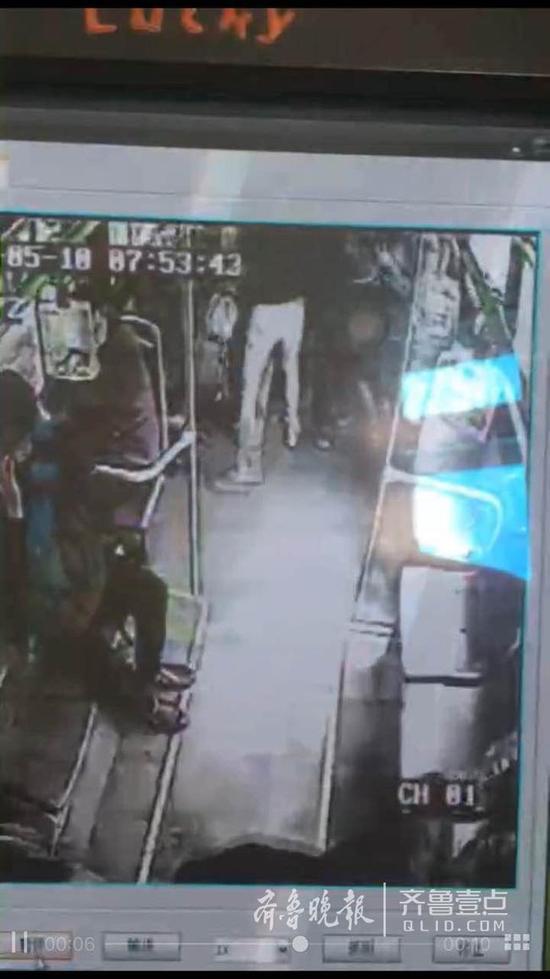 小米手機(jī)公交上自燃:疑似紅米3電池短路-鋒巢網(wǎng)