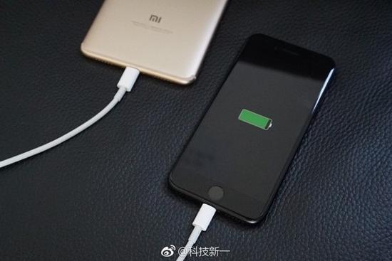 又一款iPhone充電器將發(fā)布 小米Max2將支持反向充電-鋒巢網(wǎng)
