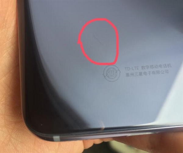 品控值得關注 三星Galaxy S8玻璃后殼內出現一根毛發(fā)-鋒巢網