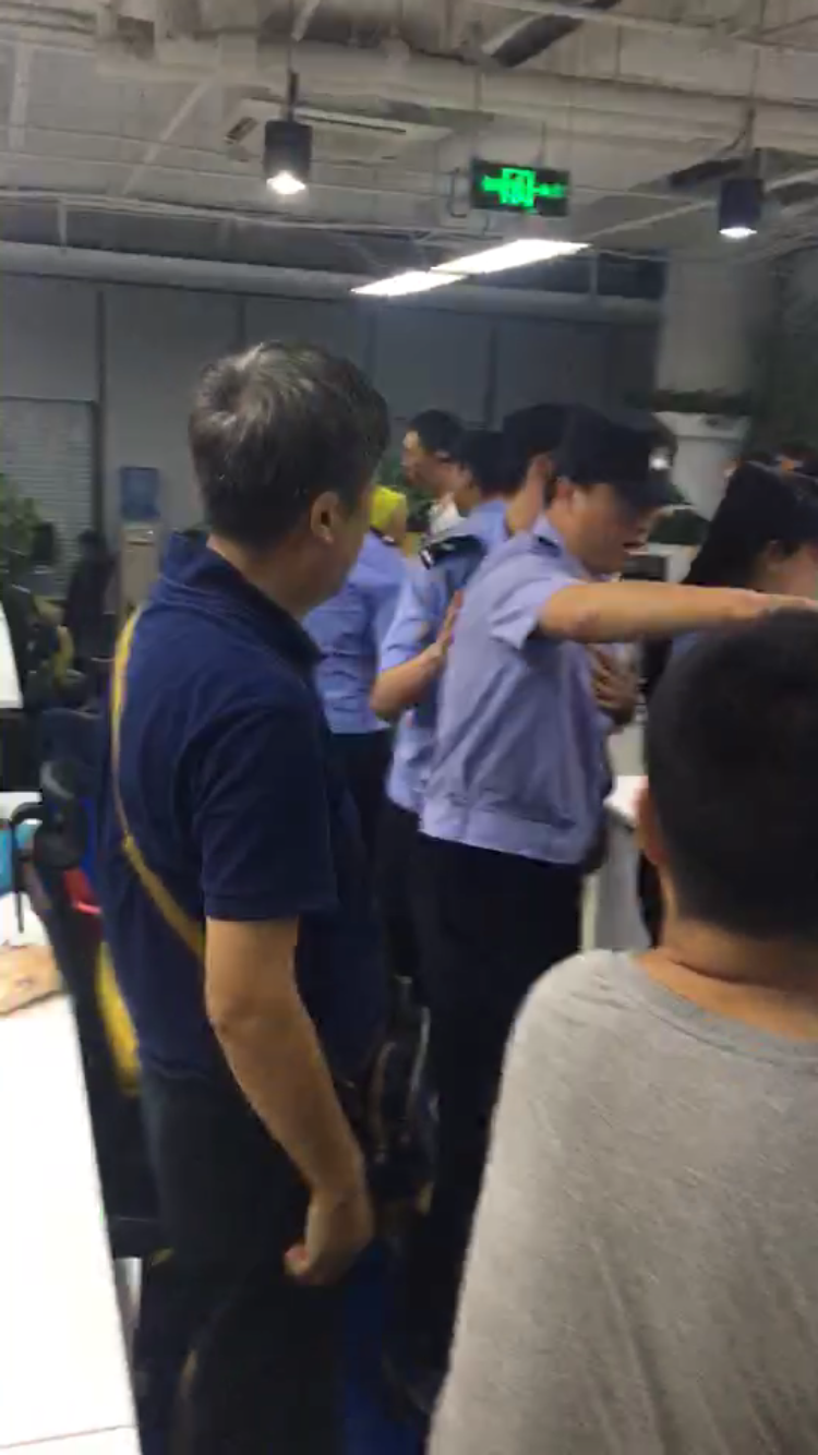 易到總部被司機(jī)圍攻：聲討司機(jī)與警察險發(fā)生沖突-鋒巢網(wǎng)