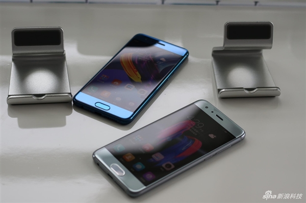 曲線機(jī)身流光四溢 榮耀9真機(jī)現(xiàn)場(chǎng)圖賞-鋒巢網(wǎng)