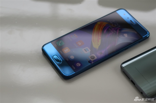 曲線機(jī)身流光四溢 榮耀9真機(jī)現(xiàn)場(chǎng)圖賞-鋒巢網(wǎng)