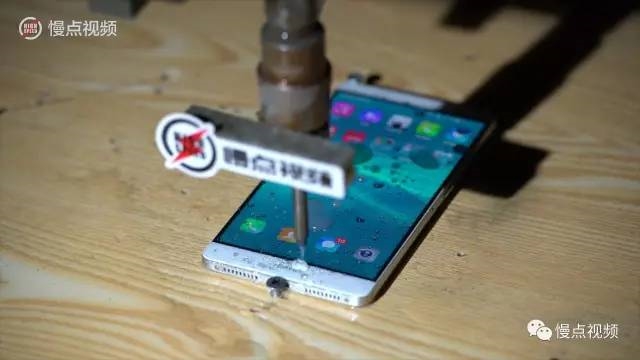 Logo不好看自己刻一個(gè)！ 網(wǎng)友用水刀重做華為手機(jī)標(biāo)志-鋒巢網(wǎng)