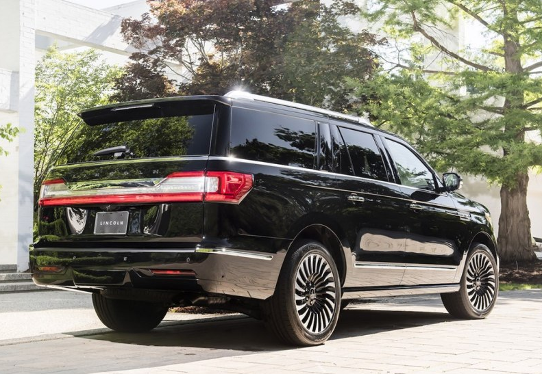 全新林肯領航員加長版官圖發(fā)布:隨自己喜好而定的黑金剛-鋒巢網(wǎng)