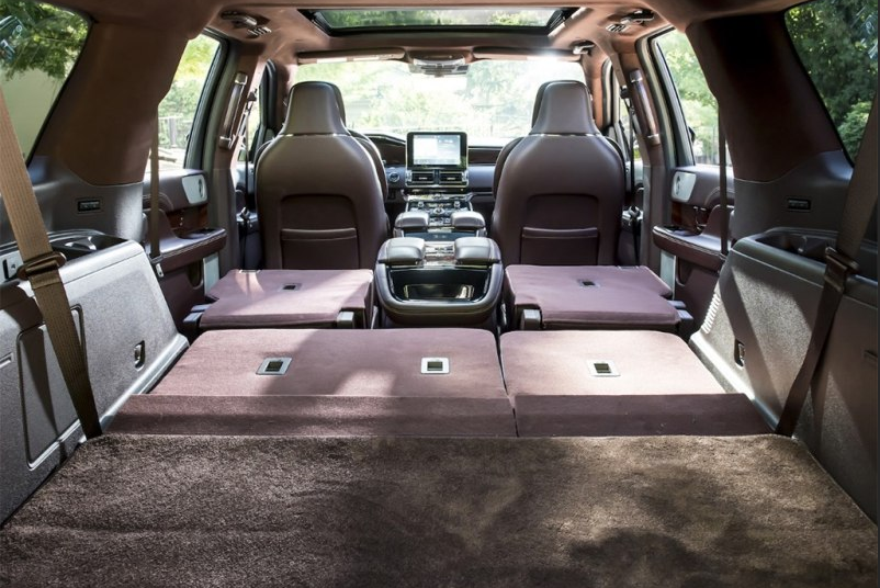 全新林肯領航員加長版官圖發(fā)布:隨自己喜好而定的黑金剛-鋒巢網(wǎng)