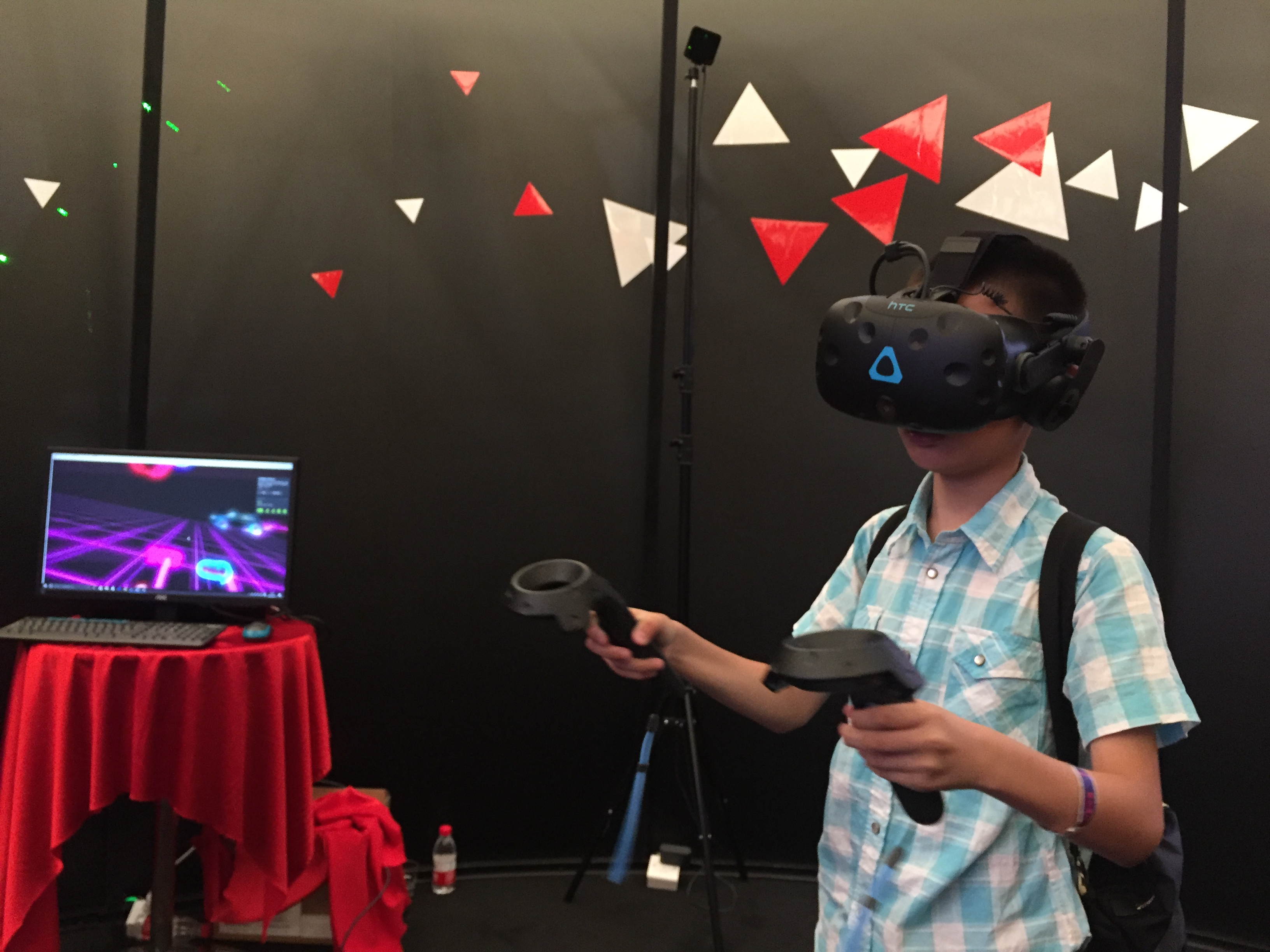 進(jìn)入2017MWC：VR的科技時代正式普及老幼婦孺-鋒巢網(wǎng)