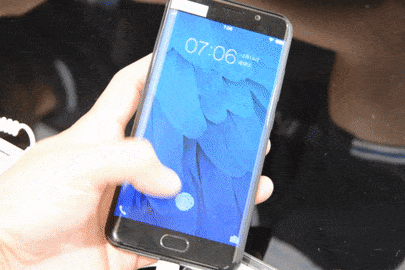 國(guó)貨當(dāng)自強(qiáng)？Vivo在WMC展示了全新的隱形指紋技術(shù)-鋒巢網(wǎng)