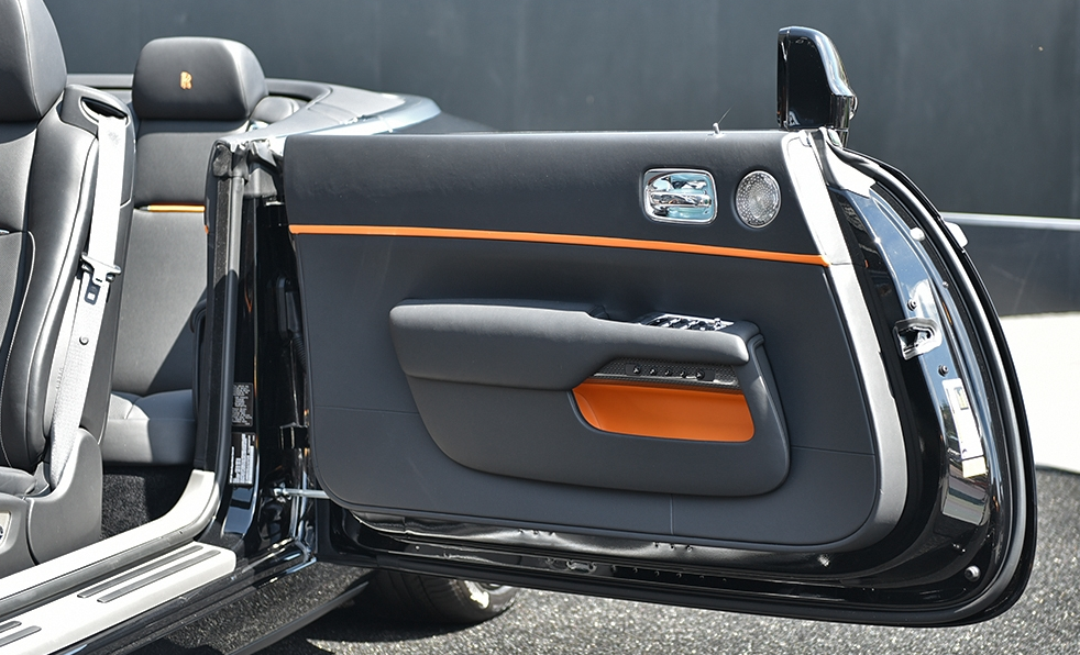 高貴的極致：勞斯萊斯曜影Black Badge，現(xiàn)已正式發(fā)布-鋒巢網(wǎng)