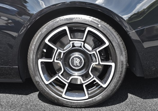 高貴的極致：勞斯萊斯曜影Black Badge，現(xiàn)已正式發(fā)布-鋒巢網(wǎng)