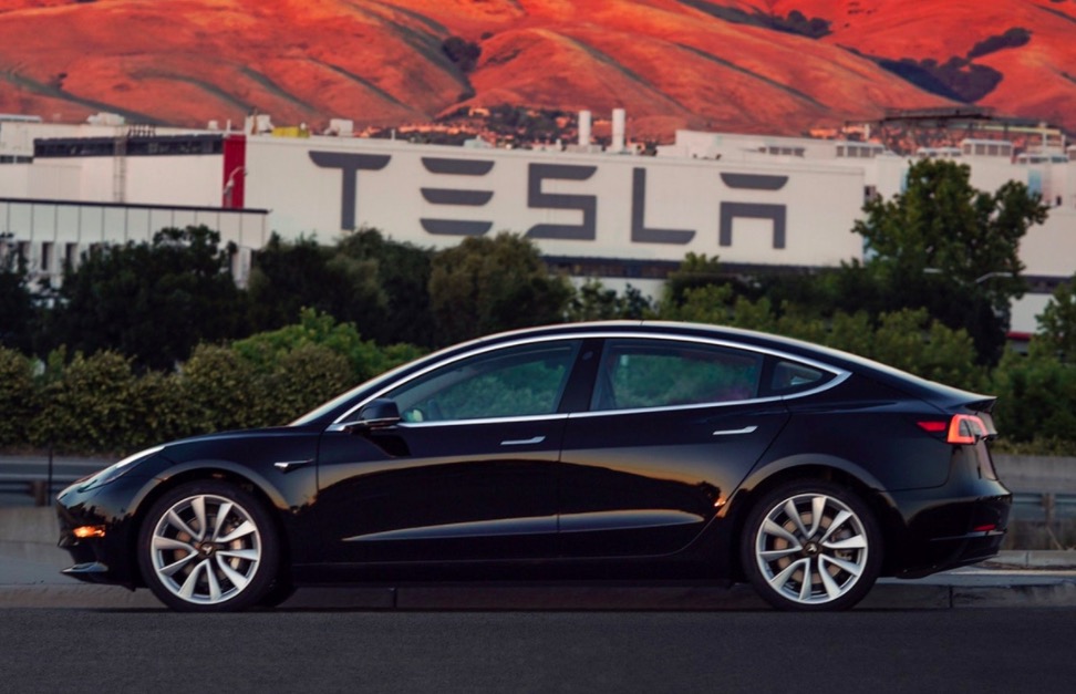 特斯拉CEO生日禮物：首輛Model 3電動車完成生產(chǎn)-鋒巢網(wǎng)