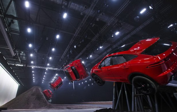 外國人為什么少系列：特技駕駛員開著捷豹旋轉飛上天！-鋒巢網