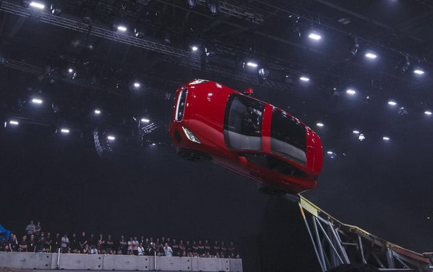 外國人為什么少系列：特技駕駛員開著捷豹旋轉飛上天！-鋒巢網