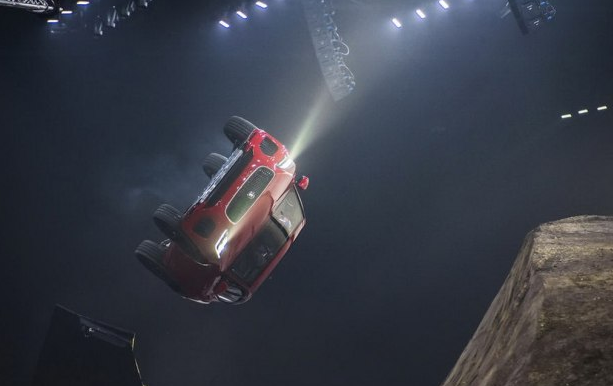 外國人為什么少系列：特技駕駛員開著捷豹旋轉飛上天！-鋒巢網