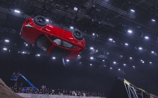 外國人為什么少系列：特技駕駛員開著捷豹旋轉飛上天！-鋒巢網