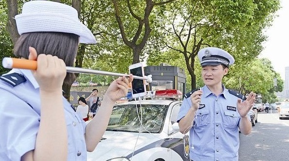 給交警直播點(diǎn)個(gè)贊，甭管有沒(méi)有吃瓜群眾-鋒巢網(wǎng)