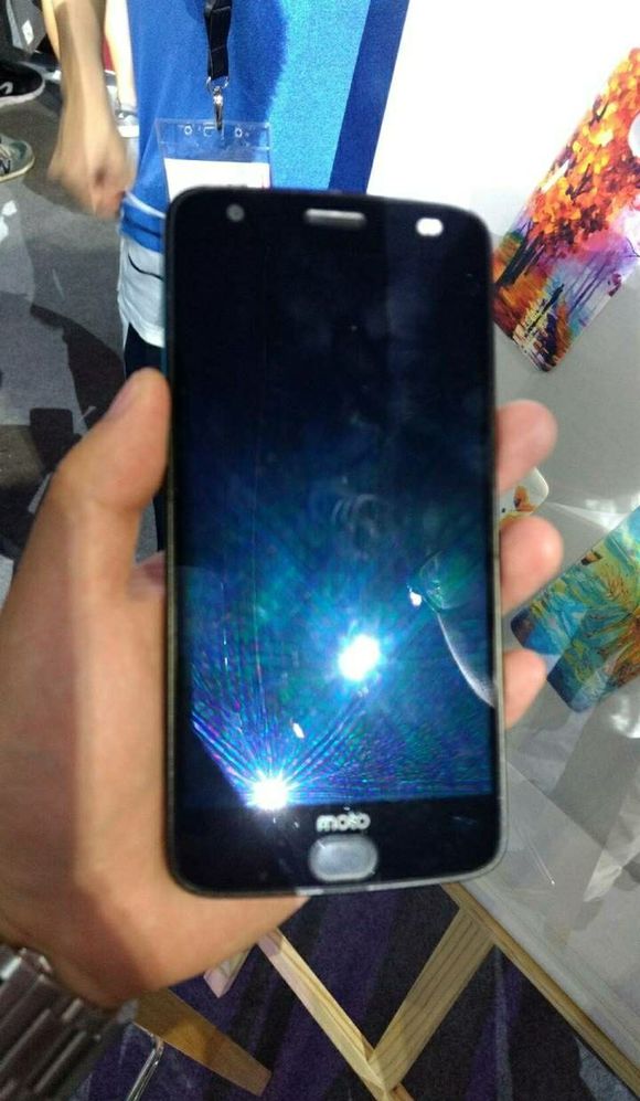 不碎屏的超薄旗艦Moto Z Force將發(fā)布，然而真機又提前曝光了-鋒巢網(wǎng)