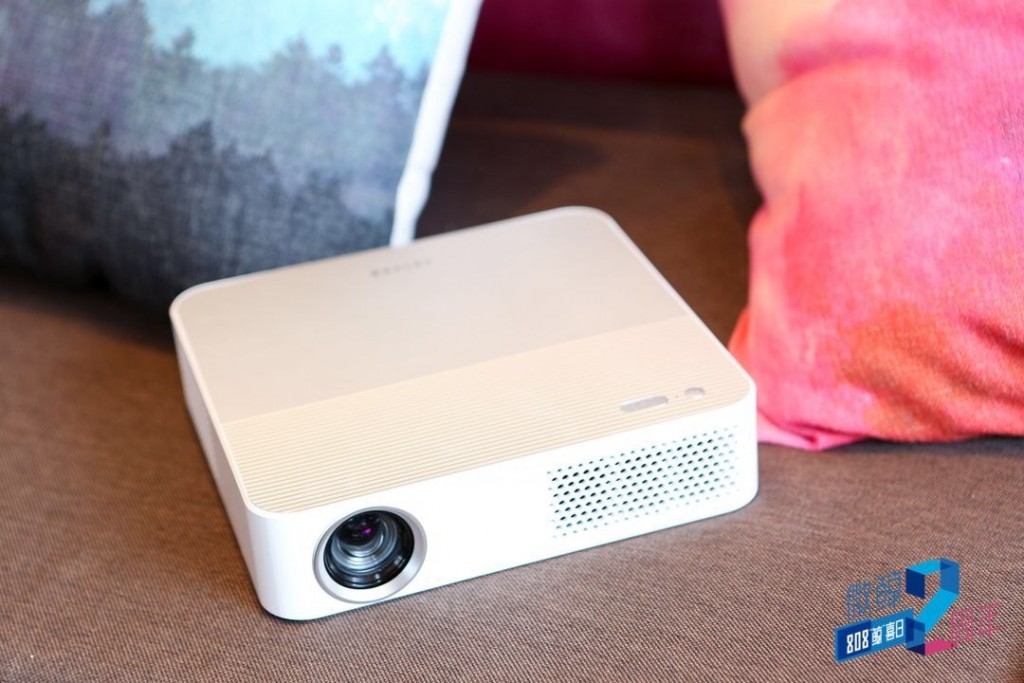 1200ANSI流明高亮度打破光線束縛 微鯨智能投影F1 PLUS新品上市-鋒巢網(wǎng)