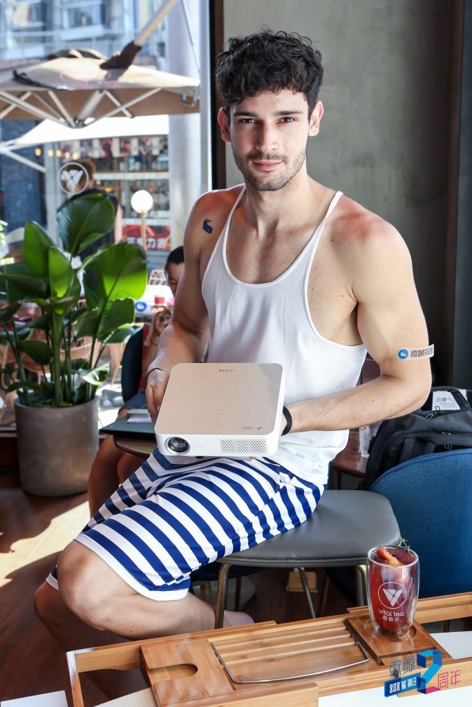 1200ANSI流明高亮度打破光線束縛 微鯨智能投影F1 PLUS新品上市-鋒巢網(wǎng)