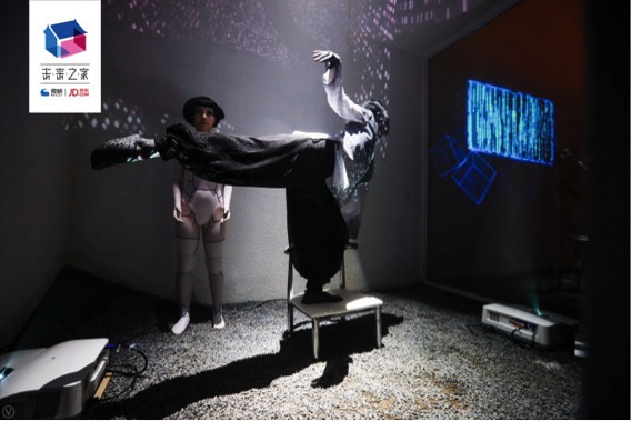 科技白癡陳偉霆遇上人工智能  直播首秀獻(xiàn)給微鯨沉浸式戲劇《I.F》-鋒巢網(wǎng)