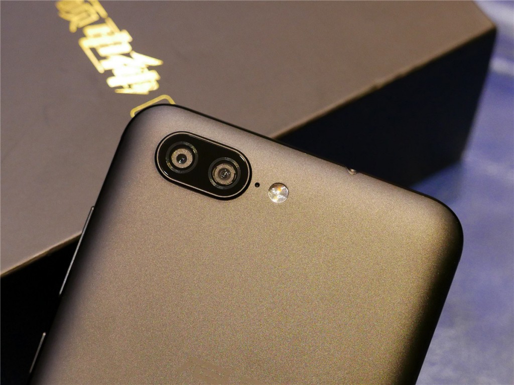 5000mAh大容量電池+雙鏡頭設計 華碩電神4評測-鋒巢網(wǎng)