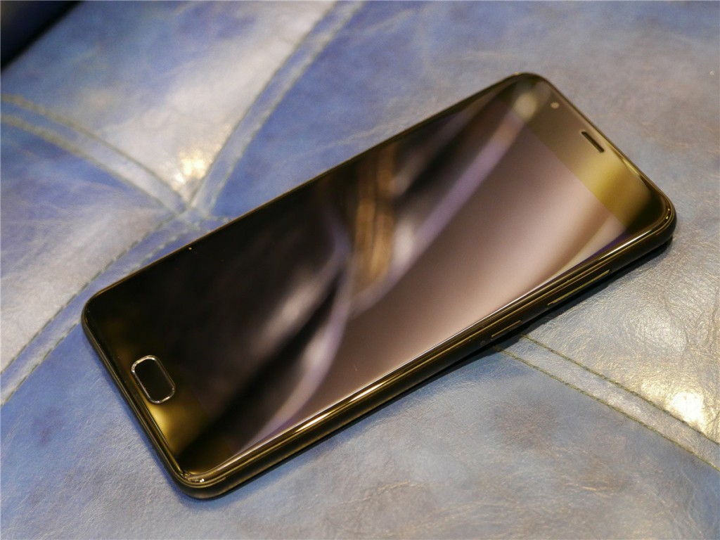 5000mAh大容量電池+雙鏡頭設計 華碩電神4評測-鋒巢網(wǎng)