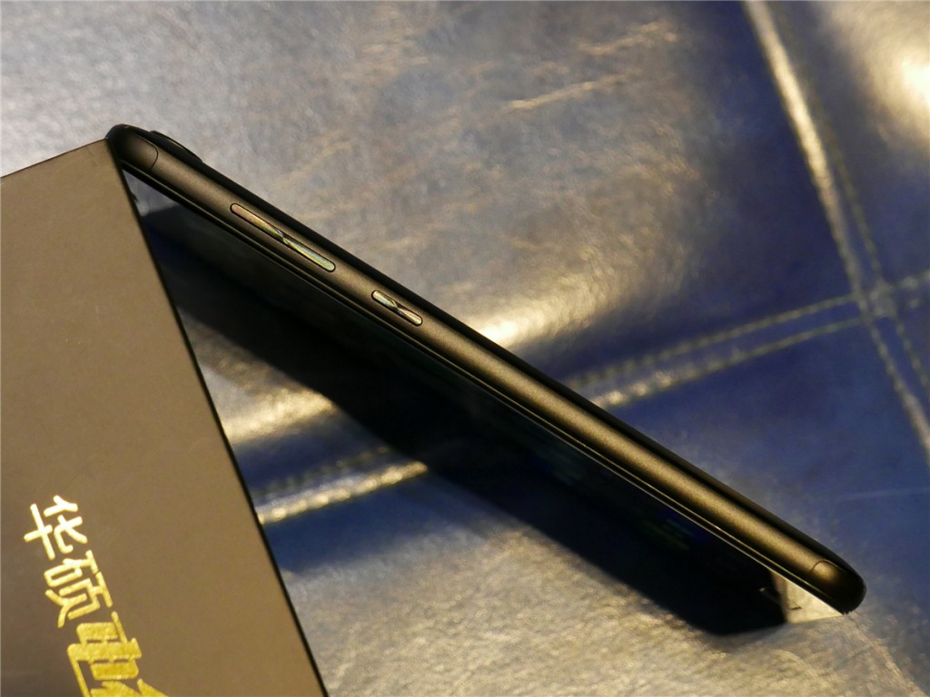 5000mAh大容量電池+雙鏡頭設計 華碩電神4評測-鋒巢網(wǎng)