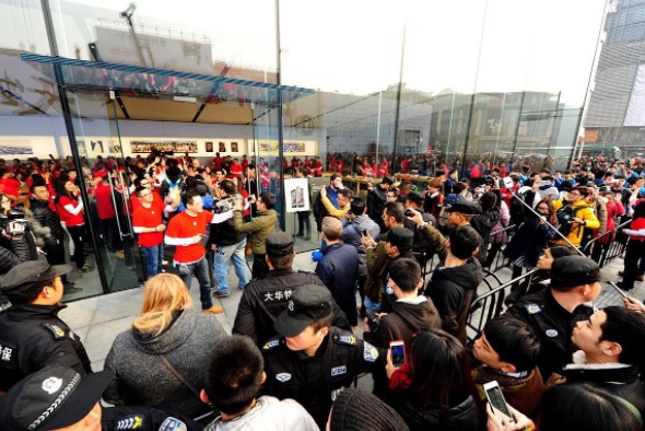 iPhone 8首發(fā)日：店員比果粉還多，安保都笑了-鋒巢網(wǎng)