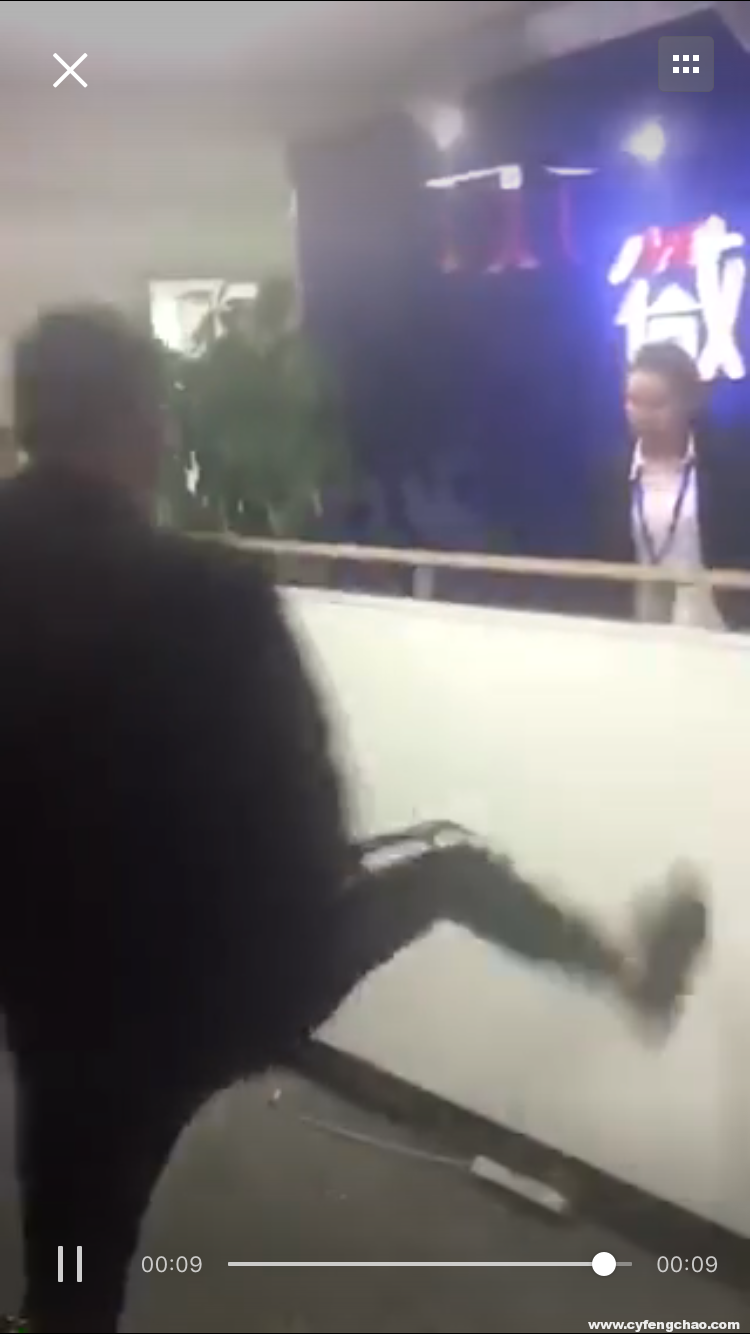 網(wǎng)友爆料：微貸網(wǎng)公司員工被打，前臺被砸-鋒巢網(wǎng)