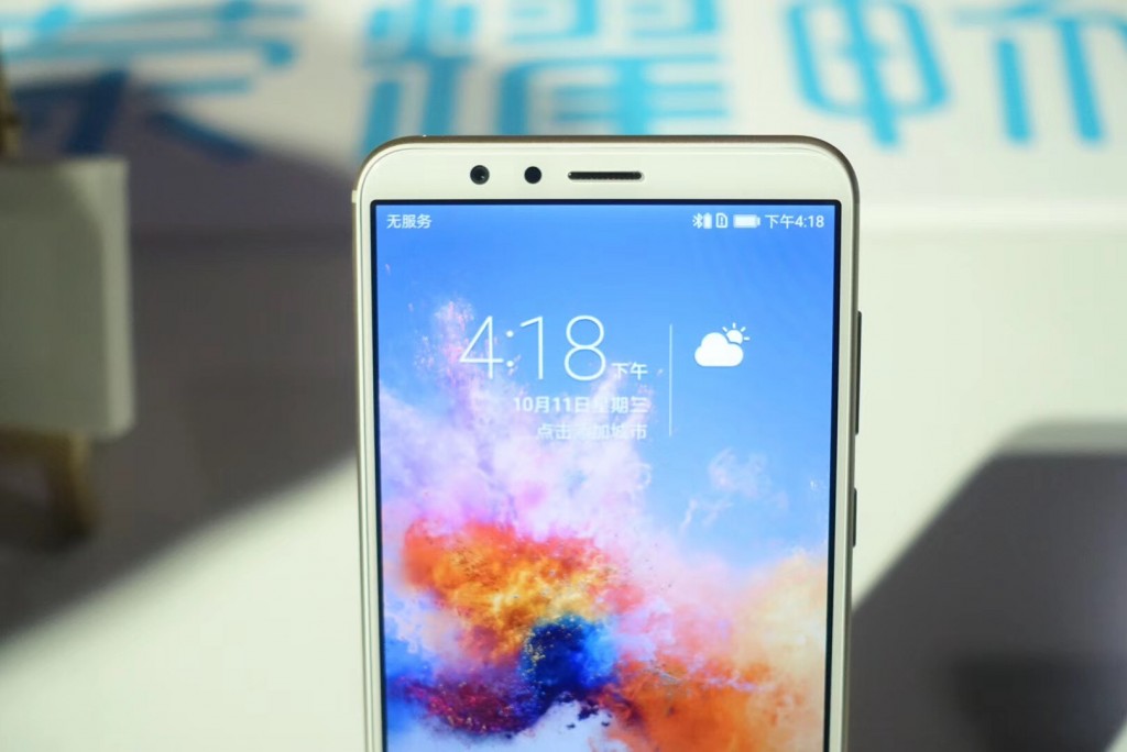 榮耀發(fā)布了一款1299元的“全面屏”手機(jī)，不過(guò)你覺得它夠“全面”嗎-鋒巢網(wǎng)