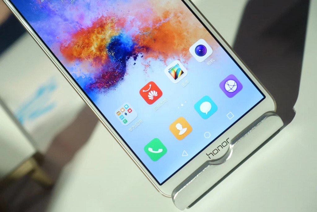 榮耀發(fā)布了一款1299元的“全面屏”手機(jī)，不過(guò)你覺得它夠“全面”嗎-鋒巢網(wǎng)