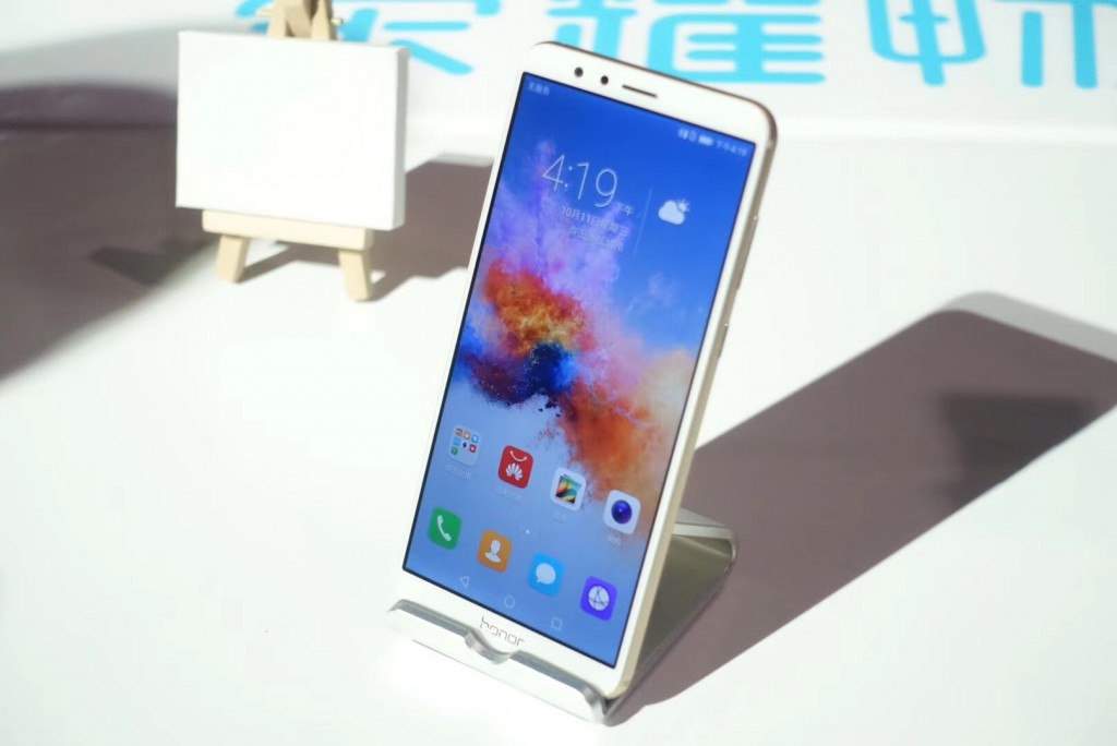 榮耀發(fā)布了一款1299元的“全面屏”手機(jī)，不過(guò)你覺得它夠“全面”嗎-鋒巢網(wǎng)