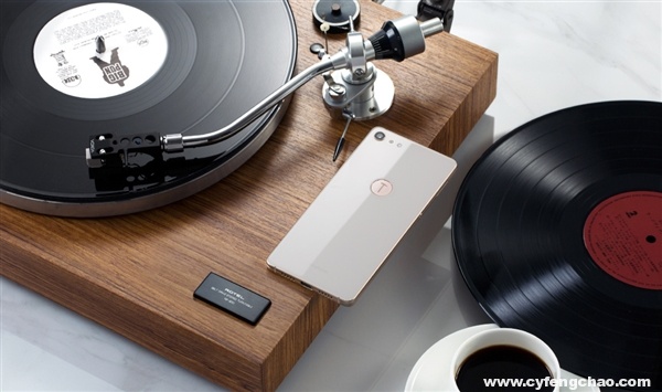 Almost全面屏的堅果Pro 2發(fā)布：隱藏式指紋識別是亮點-鋒巢網(wǎng)