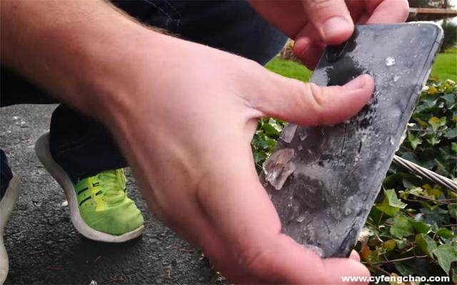 成冰塊的iPhoneX高空拋下 用吹風(fēng)筒救活了-鋒巢網(wǎng)