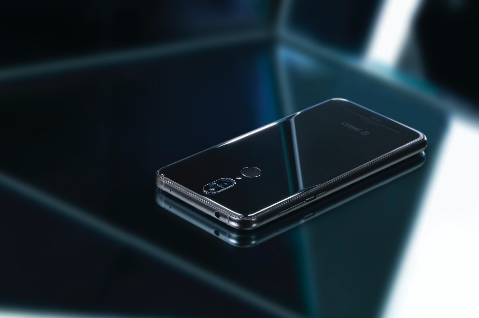 機(jī)鏡合一：360手機(jī)N6 Pro一款絕美的鏡面手機(jī)問世-鋒巢網(wǎng)