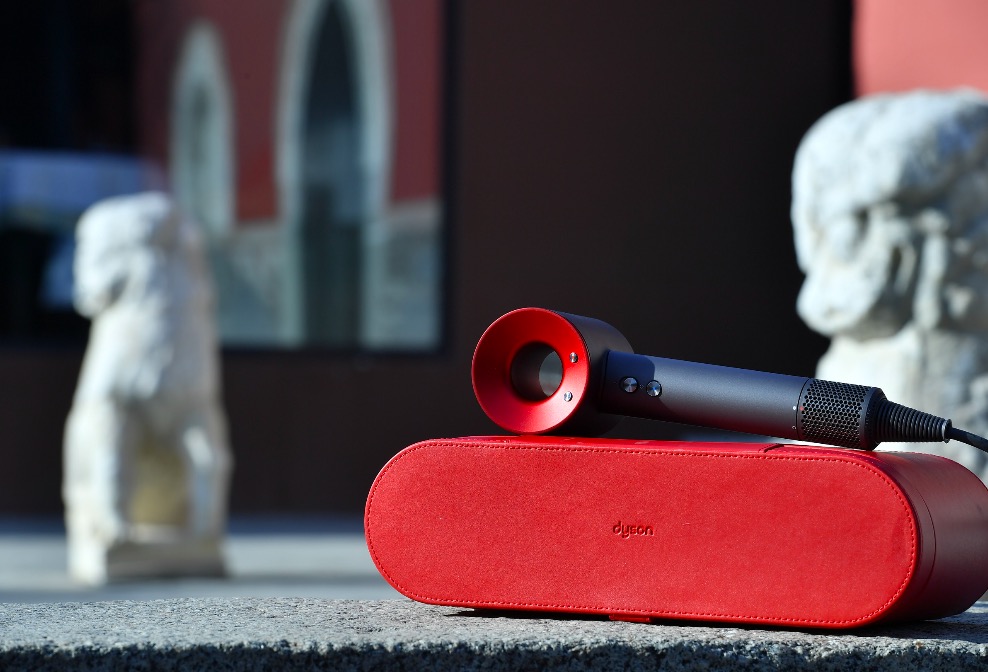 新年煥發(fā)新光彩：戴森 Dyson Supersonic™中國紅吹風機健康新造型-鋒巢網(wǎng)