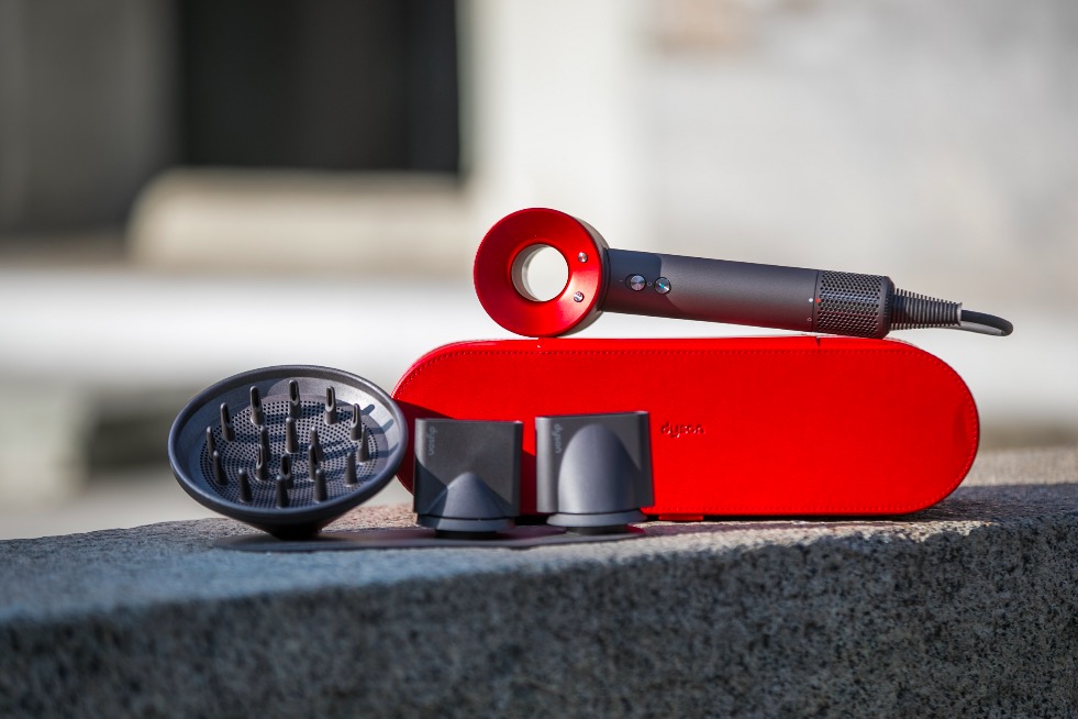 新年煥發(fā)新光彩：戴森 Dyson Supersonic™中國紅吹風機健康新造型-鋒巢網(wǎng)