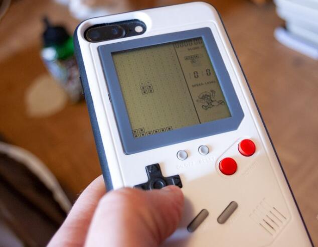 這個(gè)游戲風(fēng)格的iPhone手機(jī)外殼有一個(gè)可取之處-鋒巢網(wǎng)