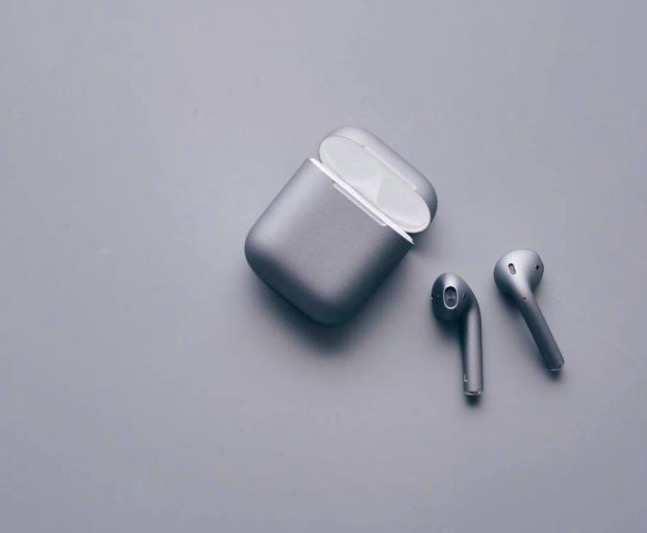 太空灰定制版AirPods ，帶來(lái)獨(dú)特視覺(jué)享受-鋒巢網(wǎng)
