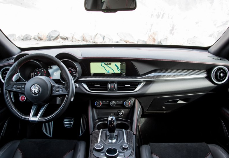 阿爾法·羅密歐推四葉草Stelvio QV：北京車展上的一抹小幸運-鋒巢網(wǎng)