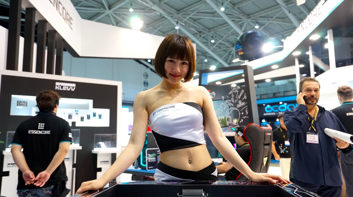 鋒巢網(wǎng)直播| 2018臺北電腦展：只為勇者而生 華碩ROG&靈耀X新品發(fā)布會直播-鋒巢網(wǎng)