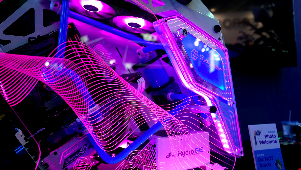 鋒巢網(wǎng)直播| 2018臺北電腦展：只為勇者而生 華碩ROG&靈耀X新品發(fā)布會直播-鋒巢網(wǎng)