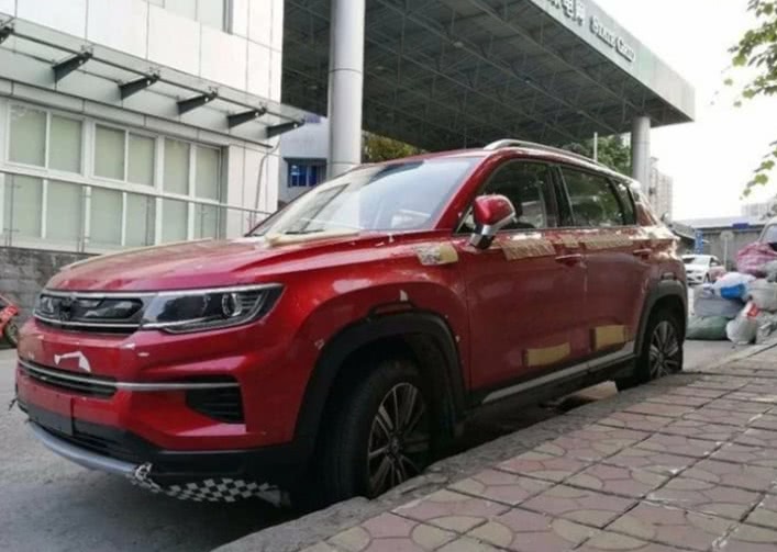 國產(chǎn)版小途昂亮相街頭，帥的一塌糊涂，僅售6萬，寶駿510涼了-鋒巢網(wǎng)