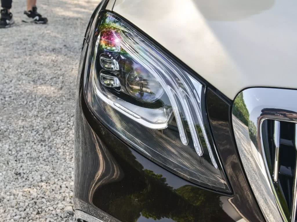 邁巴赫S680，帶你見識土豪的生活！-鋒巢網(wǎng)