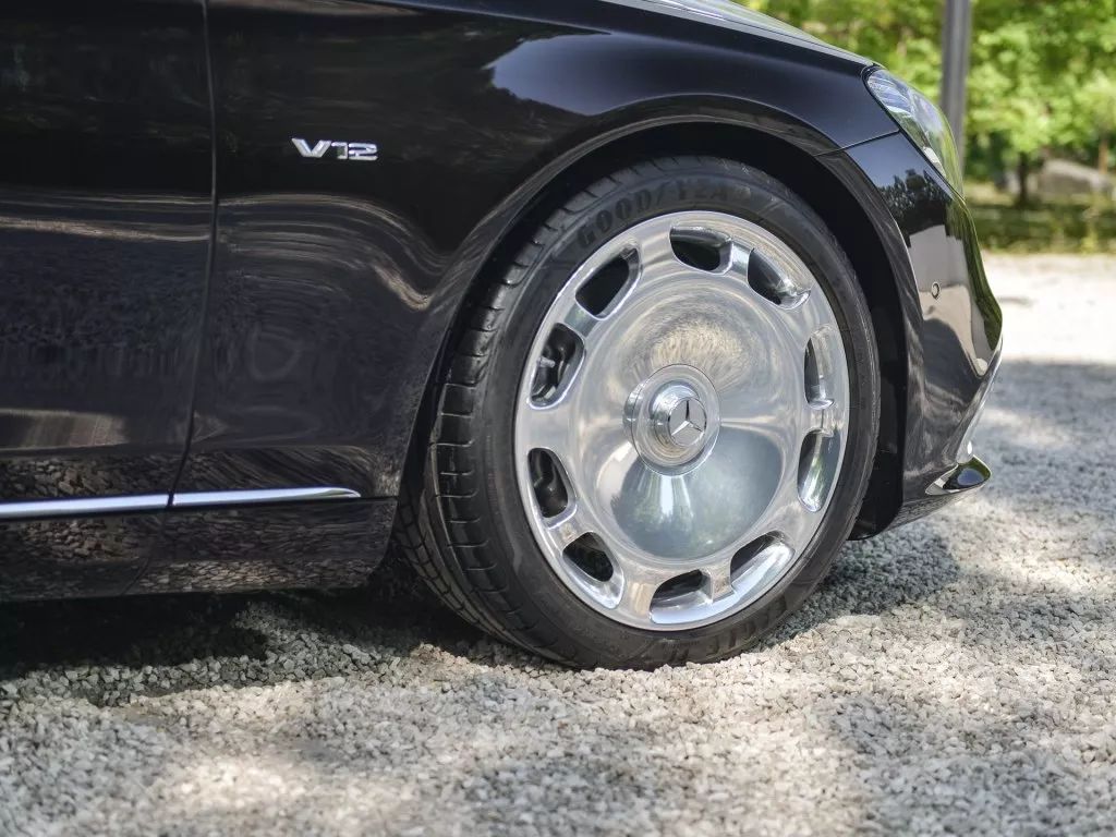 邁巴赫S680，帶你見識土豪的生活！-鋒巢網(wǎng)