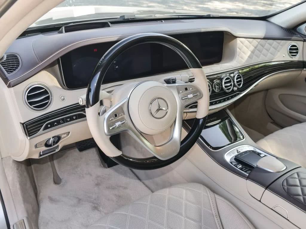 邁巴赫S680，帶你見識土豪的生活！-鋒巢網(wǎng)