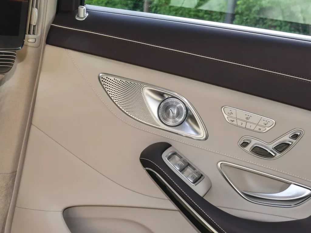 邁巴赫S680，帶你見識土豪的生活！-鋒巢網(wǎng)